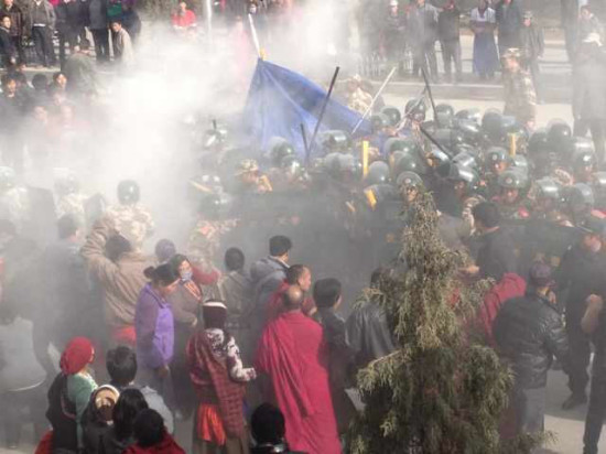 Troops are seen closing in on Dorje Rinchen's body