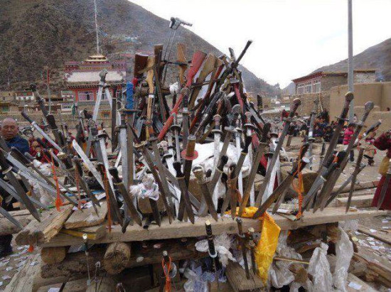 knives that have been handed in to a central public area to be destroyed