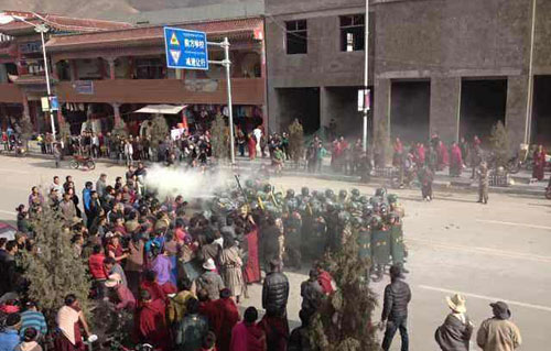 Troops are seen closing in on Dorje Rinchen's body